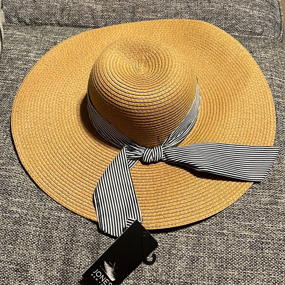 NWT. JONES NEW YORK STRIPED SCARF WOVEN SUN HAT - NATURAL